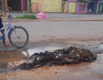 Vazamento causa transtornos a vizinhos e usuários de transporte coletivo em Santana