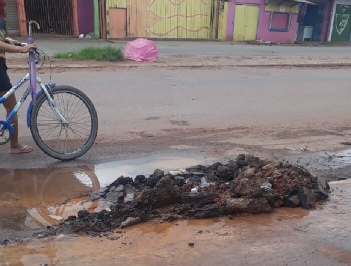 Vazamento causa transtornos a vizinhos e usuários de transporte coletivo em Santana