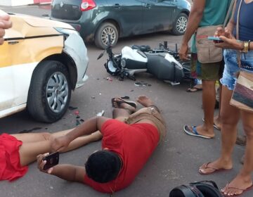 Carro de autoescola avança preferencial e atinge motocicleta com passageira grávida