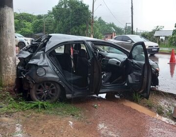 Mulher morre após colisão de carro com poste; motorista fugiu