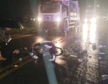 Motociclista colide frontalmente com caminhão de lixo na BR-210