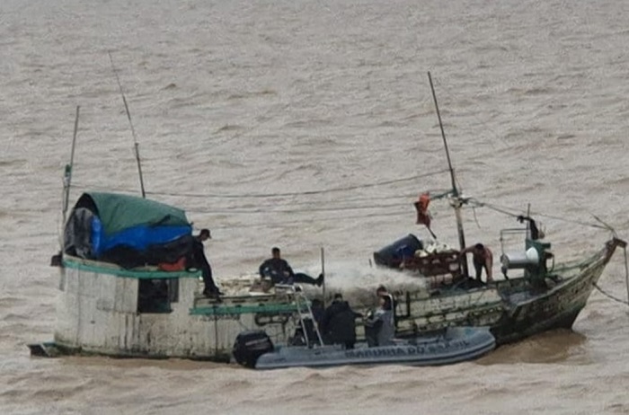 Após dias à deriva e infarto iminente, tripulantes são encontrados pela Marinha