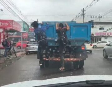 Estudantes se arriscam pendurados em caçamba em movimento