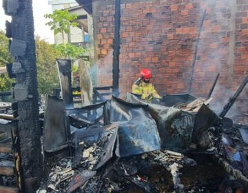Incêndio destrói casa na Área Portuária de Santana; causas serão investigadas