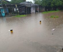 A luta diária dos moradores de via tomada por buracos e alagamentos em Macapá