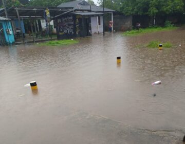 A luta diária dos moradores de via tomada por buracos e alagamentos em Macapá