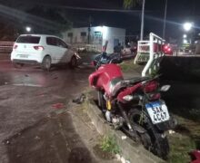 Moto cai dentro de canal após colisão com carro de aplicativo