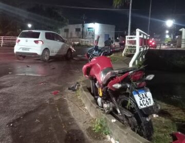 Moto cai dentro de canal após colisão com carro de aplicativo