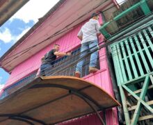 Na 23ª incursão de 2025, polícia encontra arma e drogas em forro de casa na Baixada do Ambrósio