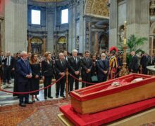 Chefes dos 3 Poderes do Brasil prestam última homenagem ao Papa Francisco
