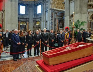 Chefes dos 3 Poderes do Brasil prestam última homenagem ao Papa Francisco
