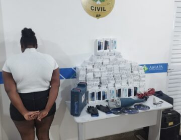 Flagrada com 155 celulares furtados, mulher é solta após pagar fiança