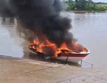 Vazamento de combustível pode ter causado incêndio em voadeira