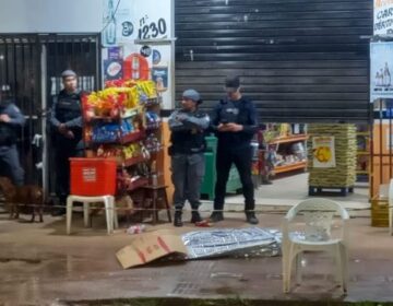 Homem que bebia em calçada é atacado e morto a facadas