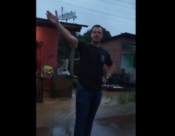 Agente federal se envolve em polêmica com moradores que quebraram muro para aliviar alagamento