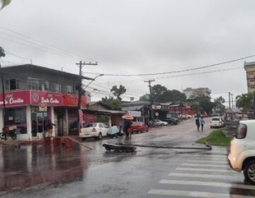 Semáforo desaba em cima de mulher que pilotava moto no Centro de Macapá