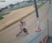 Ciclista leva vários tiros, agoniza, levanta e sai pedalando novamente
