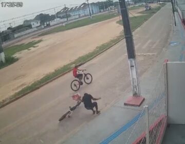 Ciclista leva vários tiros, agoniza, levanta e sai pedalando novamente