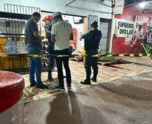 Homem é morto com tiros à queima roupa em frente de mercantil