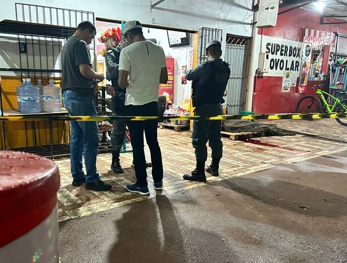 Homem é morto com tiros à queima roupa em frente de mercantil