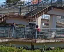 Motoqueiro é surpreendido por policial ao utilizar passarela de pedestres