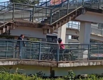 Motoqueiro é surpreendido por policial ao utilizar passarela de pedestres