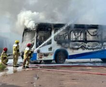 Incêndio destrói ônibus da Sião Thur; passageiros relataram fagulhas no motor
