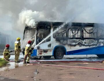 Incêndio destrói ônibus da Sião Thur; passageiros relataram fagulhas no motor