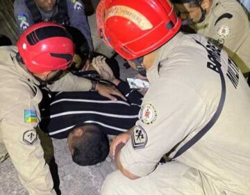 Lutador em desespero tenta se jogar de passarela, mas é salvo por bombeiros e PMs