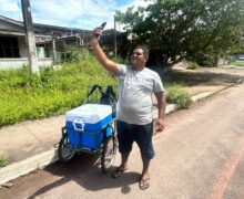 Com cuba e carrinho emprestados, sorveteiro troca o descanso de domingo para aumentar a renda