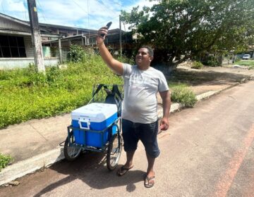 Com cuba e carrinho emprestados, sorveteiro troca o descanso de domingo para aumentar a renda