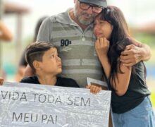‘Meu pai não era bandido’: filhos de ex-conselheiro morto emocionam ato por justiça