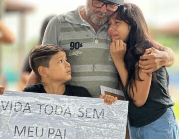 ‘Meu pai não era bandido’: filhos de ex-conselheiro morto emocionam ato por justiça