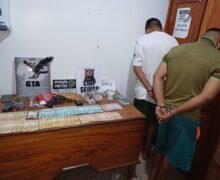 Dois são presos após GTA encontrar drogas, arma e dinheiro sob assoalho