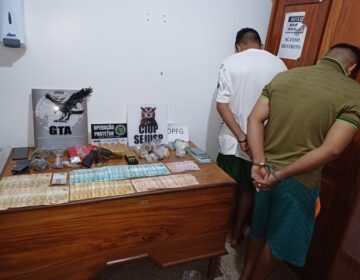 Dois são presos após GTA encontrar drogas, arma e dinheiro sob assoalho