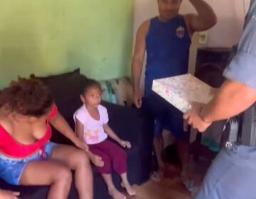 Policiais entregam presente a menina que ficou 7 minutos submersa