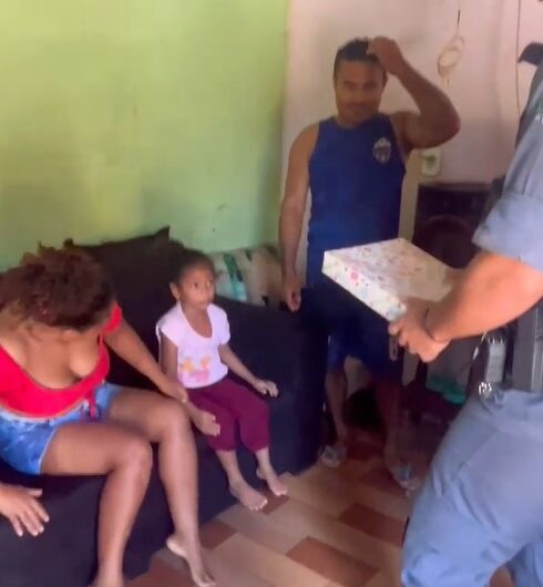 Policiais entregam presente a menina que ficou 7 minutos submersa