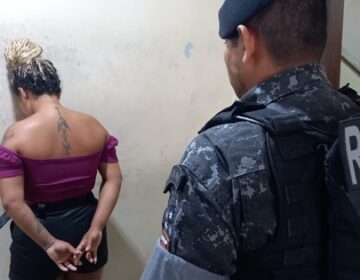 Procurada pela justiça, suspeita fica nervosa ao ver policiais e acaba presa novamente