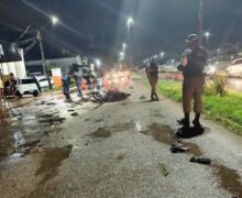 Motociclista morre em colisão frontal e motorista de picape foge