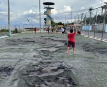 Crianças se arriscam em campo deteriorado e que provoca acidentes na Orla de Macapá