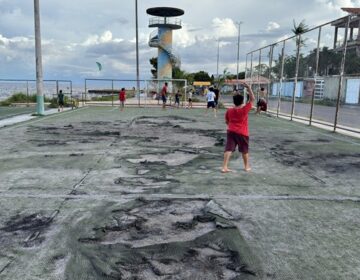 Crianças se arriscam em campo deteriorado e que provoca acidentes na Orla de Macapá