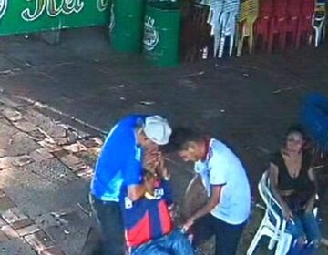 Idoso é assaltado por dupla enquanto vendia frutas em praça