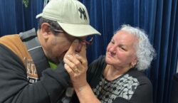 Filho se emociona ao ouvir ‘eu te amo’ da mãe em evento sobre autismo na ALAP
