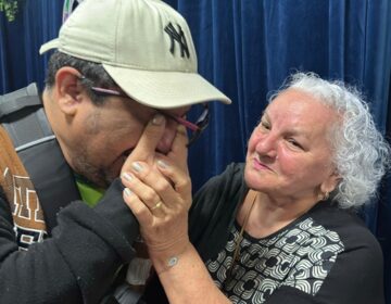 Filho se emociona ao ouvir ‘eu te amo’ da mãe em evento sobre autismo na ALAP