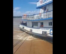 Buscas por motorista que se desequilibrou de balsa e caiu no Rio Amazonas seguem