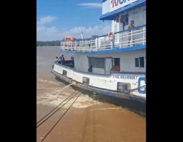 Buscas por motorista que se desequilibrou de balsa e caiu no Rio Amazonas seguem