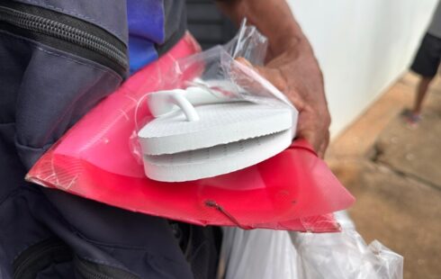 Vereador doa presentes de aniversário para moradores de rua