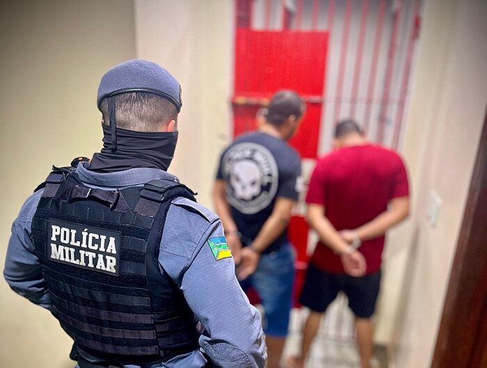 Homicida em prisão domiciliar e sobrinho são presos após ameaçarem policiais