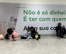 Jornalista em remissão de câncer perde viagem médica após voo cancelado; passageiros dormem no chão