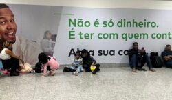 Jornalista em remissão de câncer perde viagem médica após voo cancelado; passageiros dormem no chão